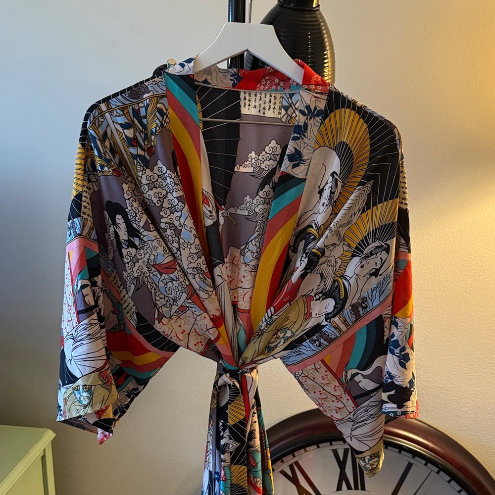 Kimono one size fits all!  
Traditional scenes on the fabric.
New, no tags. - Picture 2 of 8
